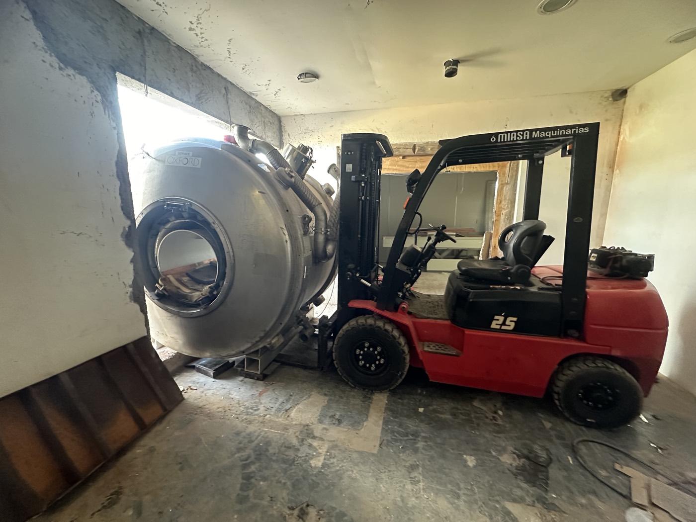 Ingreso de equipo pesado a sala técnica con autoelevador