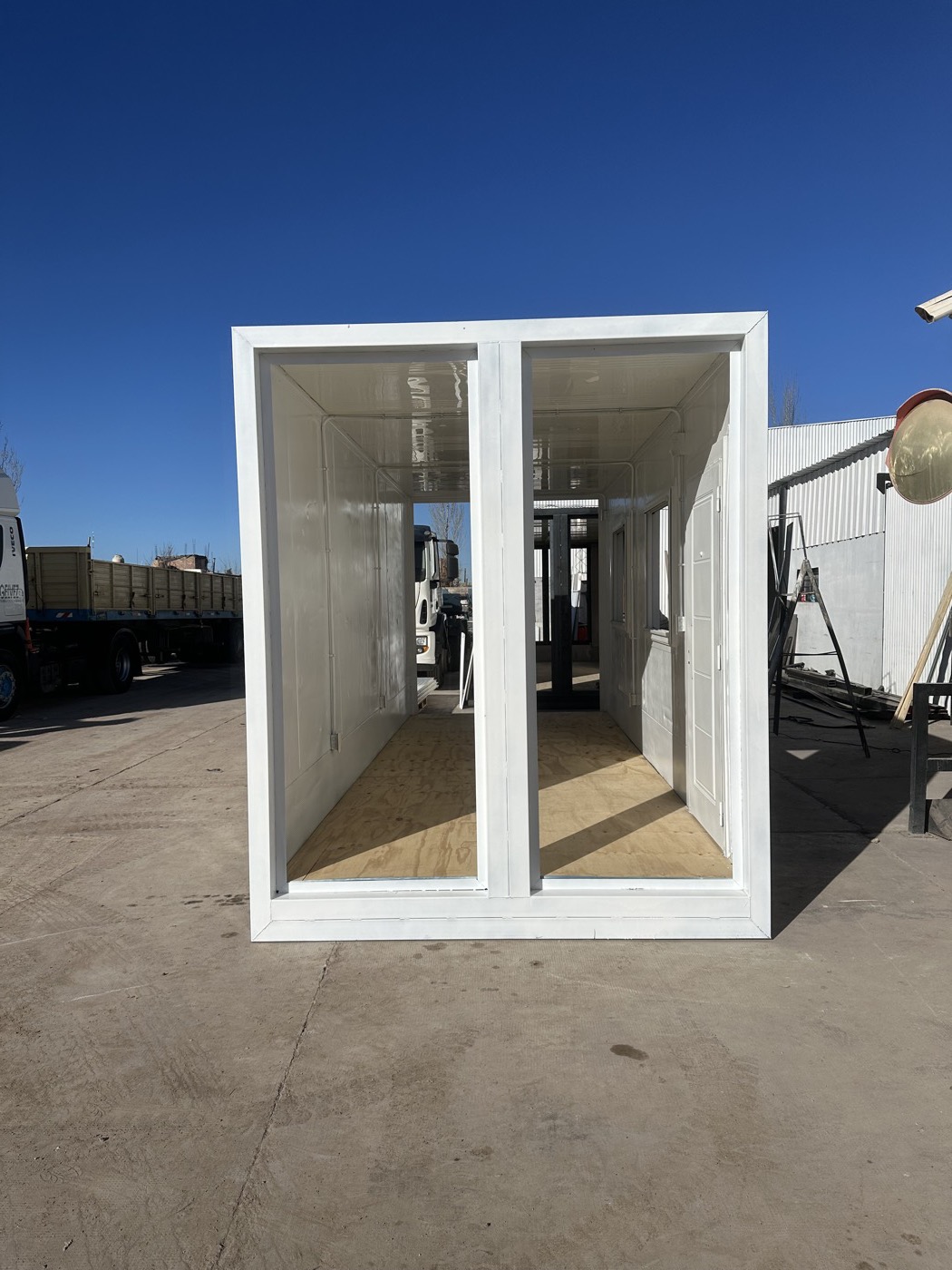 Módulo industrial prefabricado adaptado como oficina técnica