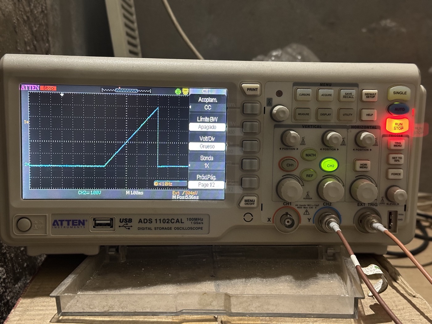 Osciloscopio digital midiendo una señal en banco de pruebas