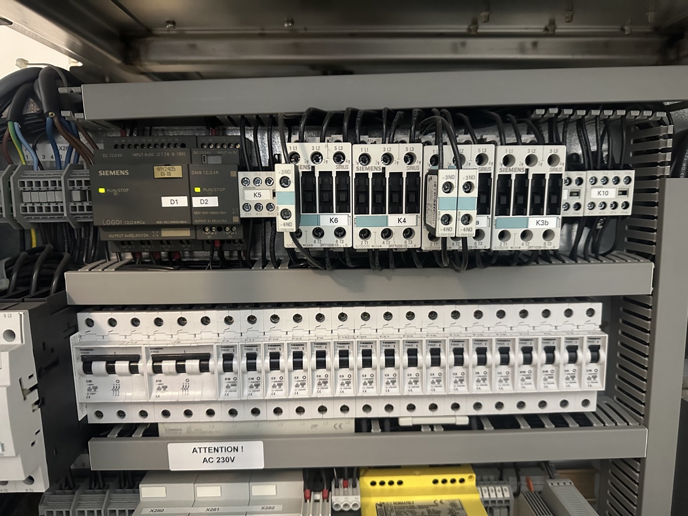 Tablero eléctrico con contactores e interruptores Siemens